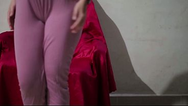Gadis Tionghoa Bergaun Satin Mengumbar Kemolehan Di Depan Kamera