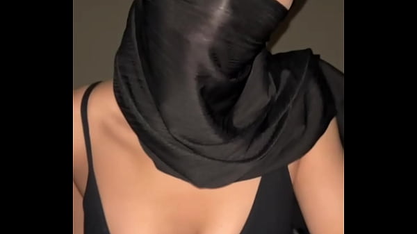 Liatin Aja Goyangannya, Hijabers Arab Muslimah Montok Bikin Ngaceng, Susu Gede Banget!