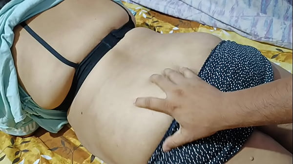 Bhabi Jiya Yang Nakal Nikmati Pijatan Sensual Di Bokongnya