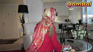 Menggoda Adik Tiri Berjilbab Usai Ia Merapikan Rumah