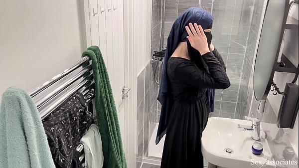 Aku Melihat Gadis Muslim Berhijab Menggeliat Sendiri Di Kamar Mandi.