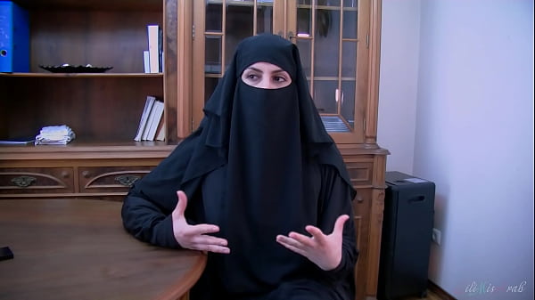 Kesepakatan Abad Ini Ditutup Dengan Arab Berjilbab Yang Siap Mengisap