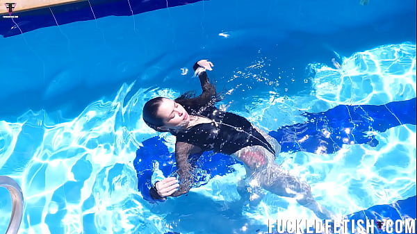 Jessica Bunny Berenang Di Kolam Renang, Tubuh Basah Kuyup, Gerakan Menggoda Bikin Ngiler.