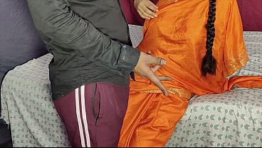Dever Ne Desi Bhabhi Ki Chut Ki Pyas Bujhai, Sampai Bercucuran Air Liurnya Karena Nafsu.