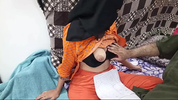 Gadis Berjilbab Dari Pakistan Dibimbing Gurunya Hingga Tuntas