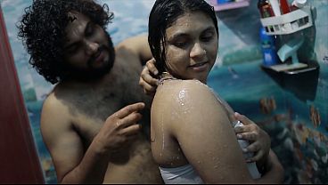 Abang, Mandiin Adik Tiri Sambil Mainin T*t*t Di Kamar Mandi, Bikin Basah Kuyup