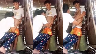Cewek Sange Ngegemesin Nyepongin Kontol Adik Sampe Muncrat.