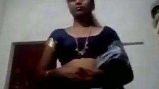 Mami Tamil Lagi Buka Saree, Crotnya Basah Kelihatan, Siap Digilas Kontol Gede.