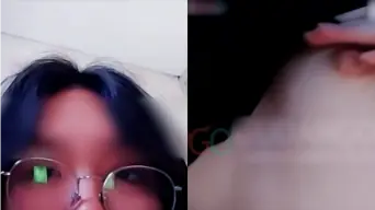 Nih Bocah Chindo Goyang Lidah Sambil Unjuk Memek Pink Mulus Di Ometv, Bikin Crot!