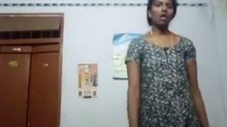 Tamil Aunty Buka Baju, Crotnya Basah Lihat Gerakan Erotisnya.