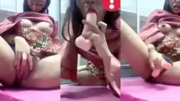 Tante Berjilbab Lagi Colmek Pake Dildo Sampe Ngos-ngosan, Desahannya Bikin Tegang