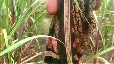Ibu Tiri Sama Anak Tiri Ngentot Di Luar Rumah Kampung, Basah Kuyup Kena Liur Dan Keringat.