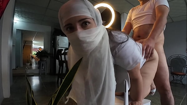 Ibu-ibu Berhijab Dikocok Keras Sampai Maninya Muncrat Di Lubang Pantatnya – Ngentot Hijab