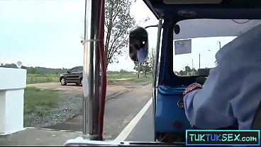 Ibu-ibu Thailand Amatir Digebuk Di Jalan Terus Digaruk Buat Tumpangan Liar.