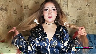 Gadis Gemuk Rusia Dengan Paha Gede Ngegenjot Pussy Sempitnya Pake Dildo Yang Udah Nancep Dalem