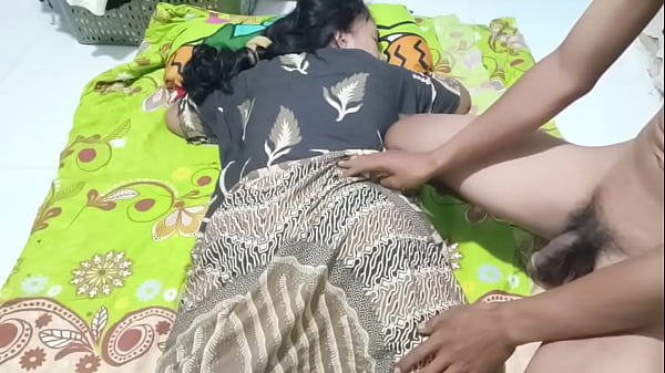 Ngentot Bu Ratna, Istri Seksi Yang Haus Sentuhan Dan Sange Berat Di Malam Sepi