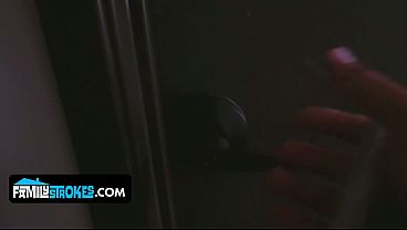 Montok Gede, Kakak Tiri Layla London Biarin Adik Tiri Ngehajar Memek Sempitnya Sampai Meraung