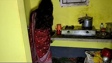 Bhabhi Sendirian Di Dapur, Langsung Kugencetin Memeknya Sampai Meraung.
