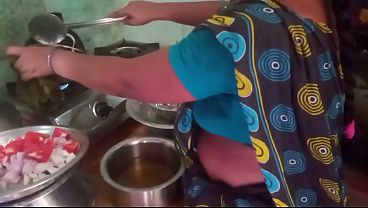 Ibu Rumah Tangga India Lagi Masak Sambil Mainin Kontol Pacar Di Dapur, Bikin Dapur Makin Panas Dan Basah.