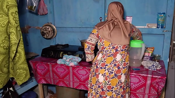 Ngentot Istri Temen Gue Yang Lagi Sibuk Masak, Sambil Cipok-pipis Basah Kena Bumbu Dapur.