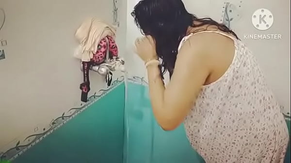 Desi Lagi Mandi, Basah-basahin Memek Sambil Ngeliatin Kontol Tegang.