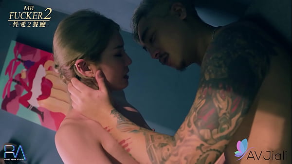 Cewek Murahan Cina, Li Zhiyan, Main Sange Sama Pelayan Di Bar, Ngewe Di Tempat Umum.