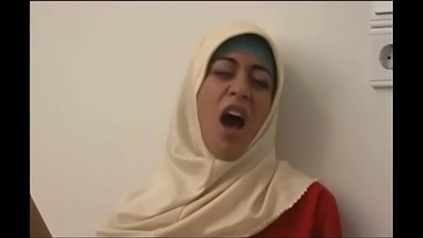 Ngentot Sama Cewek Berhijab Arab Muslim, Crot Penuh Di Mukanya.