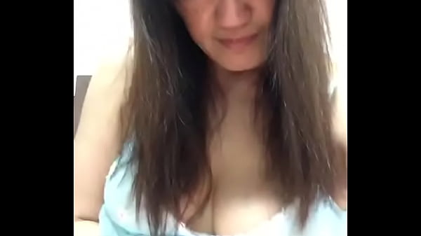 Cewek Asia Murahan, Christy, Jari-jarinya Mainin Memek Becek.