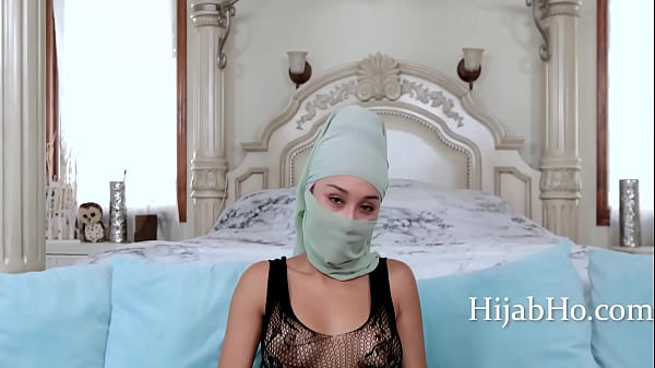 Ibu Tiri Berjilbab Bikin Tenang – Cali Lee, Sampai Ngangkat-ngangkat
