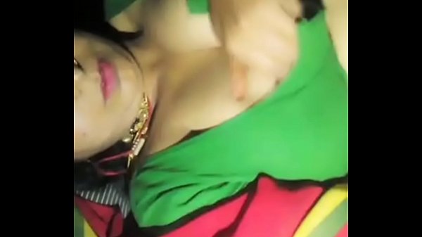 Desi Aunty Montok Memamerkan Buah Dadanya Yang Menggoda