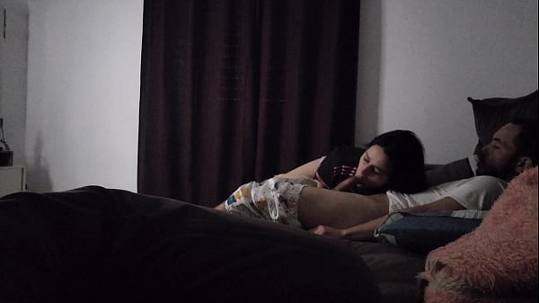Tia Gata Sengaja Atur Posisi Biar Bisa Berbagi Sofa Sama Keponakan, Sambil Gelinjang-gelinjang Panas Di Atas Bantal.