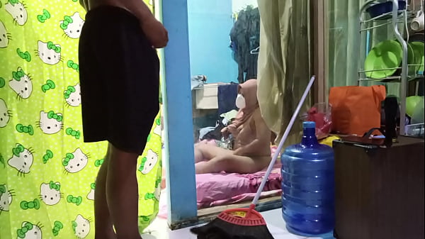 Ngentot Bini Temen Yang Lagi Sibuk Colmek, Sampe Crot Di Dalem