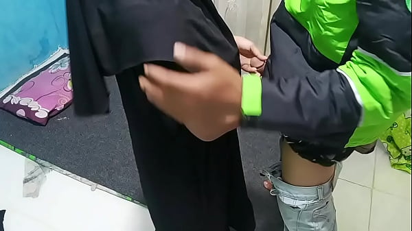 Prank Ajak Ojol Ngentot, Bikin Ceweknya Makin Mupeng Pengen Ngerasain Kontol Gede.