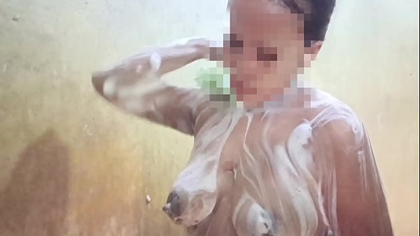 Lihatin Aku Mandi, Sayang, Biar Kamu Makin Greget Dan Ngiler Liat Tubuh Basahku Yang Menggoda Ini.
