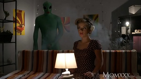 Ibu Rumah Tangga Kesepian Di Malam Halloween, Diperkosa Habis-habisan Oleh Alien Dengan Alat Aneh Di Dalam Rumahnya Yang Sepi.