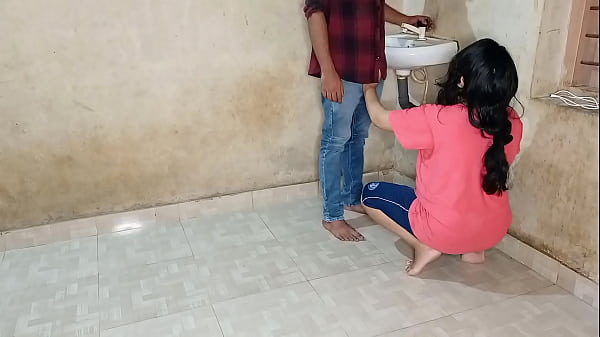भाभी ने जवान प्लम्बर को बुलाकर अपनी चूत की भूख मिटाई! गरमागरम Xxx प्लम्बर सेक्स हिंदी आवाज़ में, रसीली चुदाई का मज़ा लो