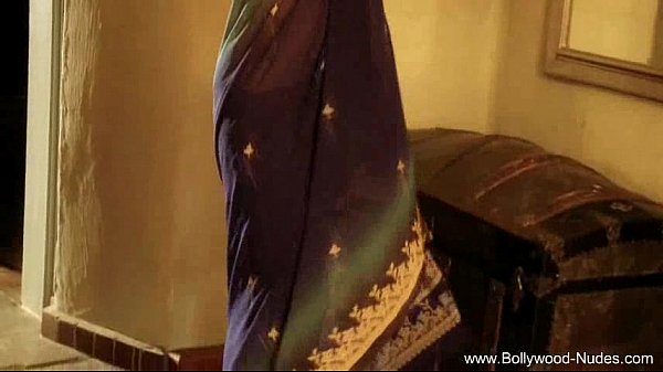 Bollywood Cewek India Nyengir Kenceng, Bibir Basah Siap Digigit