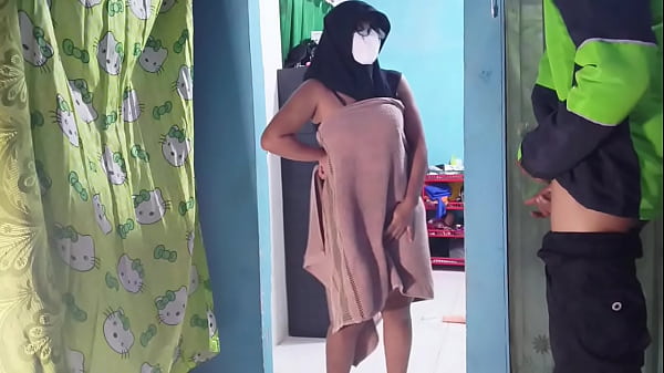 Kepergok Abang Ojol Pas Lagi Sibuk Mainin Kontol Sendiri Sambil Nungguin Makanan Datang.