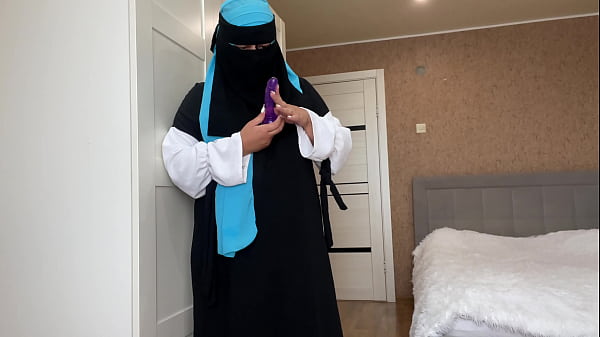 Istri Arab Berhijab Lagi Bersih-bersih Nemu Mainan Sex, Langsung Makin Basah Dan Nafsu Meledak