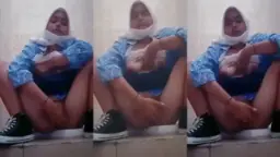 Abg Smp Lagi Sibuk Mainin Memek Basah Di Toilet Sekolah, Sampe Muncrat-muncrat Kena Dinding!