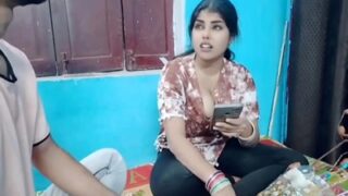 Bhabhi Montok Terima Paket, Bayar Pake Memek Basahnya