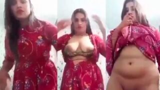 Cewek Seksi Goyangin Tetek Dan Bokongnya Buat Bikin Pacar Makin Nafsu.