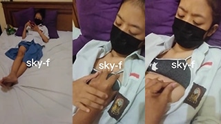 Masih Pake Seragam Sekolah, Tapi Roknya Udah Naik Ke Pinggang, Siap Digoyang Di Atas Meja.