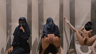 Mbok Lutty Jilbab Nakal Colmek Sampai Muncrat Di Toilet Mall