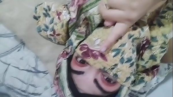 Hijab Basah, Istri Arab Montok Ngebut Masturbasi Sampai Muncrat, Sementara Suami Lagi Sujud Di Kamar Sebelah.