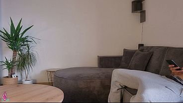 Ibu Tiri Ngeliat Anak Tiri Udah Tegang Sambil Bersihin Rumah, Langsung Bantu Manasin Dan Bikin Dia Crot Di Pantat Gede Bulatnya.