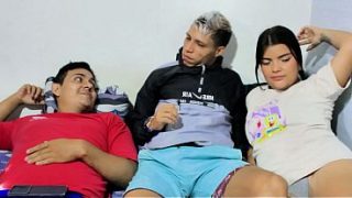 Pacar Kakak Tiriku Menusukkan Kontol Besarnya Ke Dalam Memeknya Tepat Di Depan Mataku.