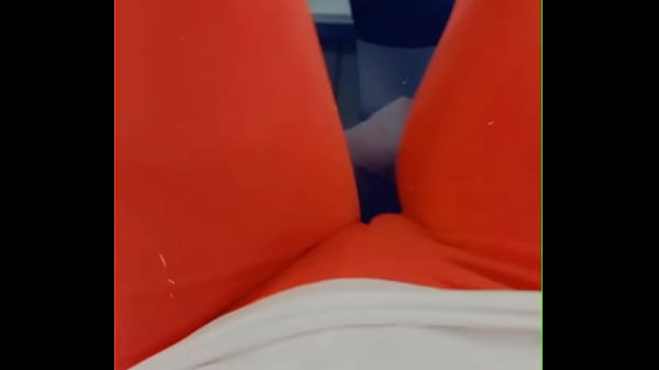 Langsung Dari Gym, Kontol Kuda Keliatan Jelas Di Balik Celana Ketat