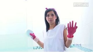 Pembantu Hotel Pake Sarung Tangan Karet, Bungkukin Badan Sambil Ngelap Pancuran, Bikin Lo Ngiler Ngeliat Pantatnya.