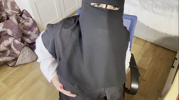 Wanita Turki Bermata Indah Berjilbab, Jari-jarinya Sibuk Meremas Celana Ketatnya, Sambil Erangan Basah Menggetarkan Hijabnya.